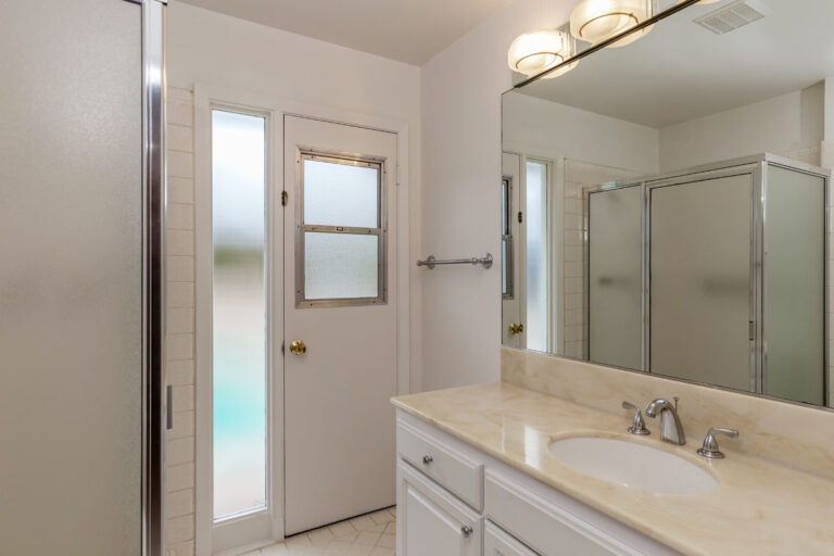 Main Bathroom (2)